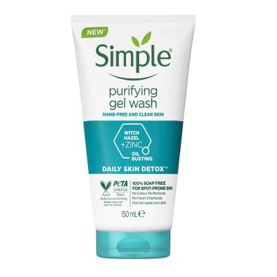 ژل شستشوی صورت سیمپل Purifying مناسب پوست چرب و مختلط اگر پوست شما چرب یا مختلط است و در طول روز با براق شدن پوست، چربی اضافی، منافذ باز و ایجاد جوش مواجه می‌شوید، انتخاب یک شوینده مناسب می‌تواند بخش مهمی از روتین مراقبت از پوست باشد. ژل شستشوی صورت سیمپل Purifying با فرمولی طراحی شده که به پاکسازی چربی و آلودگی‌های سطح پوست و منافذ کمک می‌کند، بدون اینکه احساس خشکی و کشیدگی ناخوشایندی روی پوست ایجاد کند. این ژل شوینده صورت برای پوست‌های چرب و مختلط گزینه‌ای کاربردی برای استفاده روزانه است و با پاک کردن سبوم اضافی و ناخالصی‌ها، به پوست ظاهری تمیزتر، شفاف‌تر و مات‌تر می‌دهد. پاکسازی چربی و آلودگی منافذ در طول روز چربی طبیعی پوست، آلودگی‌های محیطی و باقی‌مانده محصولات مراقبتی می‌توانند روی پوست تجمع پیدا کنند و باعث بسته شدن منافذ و ایجاد جوش شوند. ژل شستشوی سیمپل به پاکسازی این ناخالصی‌ها کمک کرده و پوست را برای ادامه روتین مراقبتی آماده می‌کند. فرمول این شوینده به گونه‌ای است که علاوه بر پاکسازی پوست، به کنترل چربی اضافی و کاهش براقیت آن نیز کمک می‌کند. به همین دلیل برای افرادی که پوستشان در طول روز سریع چرب می‌شود، انتخاب مناسبی محسوب می‌شود. حاوی زینک، آویشن و فندق افسونگر یکی از نقاط قوت این شوینده، ترکیباتی مانند زینک، عصاره آویشن و فندق افسونگر است. فندق افسونگر به‌عنوان یکی از ترکیبات شناخته‌شده در محصولات مخصوص پوست چرب، به پاکسازی و متعادل‌تر شدن ظاهر پوست کمک می‌کند. آویشن نیز به دلیل خواص پاک‌کننده و آنتی‌باکتریال خود، برای روتین پوست‌های مستعد جوش مورد توجه قرار گرفته است. وجود این ترکیبات در کنار هم به ایجاد پوستی تمیزتر و شاداب‌تر کمک می‌کند و می‌تواند ظاهر چرب و براق پوست را کاهش دهد. کمک به کاهش ظاهر منافذ و براقیت پوست چربی بیش از حد می‌تواند باعث شود منافذ پوست بزرگ‌تر و واضح‌تر به نظر برسند. استفاده منظم از یک شوینده مناسب می‌تواند با پاک کردن چربی و آلودگی‌های تجمع‌یافته، به بهبود ظاهر منافذ باز کمک کند. ژل شستشوی صورت سیمپل Purifying با پاکسازی چربی اضافی، به ایجاد ظاهری مات‌تر و یکدست‌تر کمک می‌کند و برای افرادی که به دنبال کنترل براقیت پوست هستند، گزینه مناسبی است. مناسب پوست‌های حساس و مستعد جوش این شوینده فاقد صابون، رنگ مصنوعی و عطر است و فرمول آن برای پاکسازی روزانه پوست طراحی شده است. همچنین غیرکومدون‌زا است؛ یعنی برای محصولی که مخصوص پوست‌های چرب و مستعد جوش است، به گونه‌ای فرموله شده که به انسداد منافذ کمک نکند. البته در صورت داشتن پوست بسیار حساس یا مستعد تحریک، بهتر است مانند هر محصول جدید دیگری ابتدا مقدار کمی از آن را روی بخش کوچکی از پوست امتحان کنید. وگان و بدون تست حیوانی ژل شستشوی سیمپل Purifying با رویکردی سازگار با محصولات وگان تولید شده و Cruelty Free است؛ بنابراین در فرمول و تولید آن تست حیوانی انجام نشده است. روش استفاده صورت خود را با آب ولرم خیس کنید. مقدار مناسبی از ژل را روی دست قرار دهید و روی پوست مرطوب صورت به‌آرامی و با حرکات دورانی ماساژ دهید. سپس صورت را کاملاً با آب ولرم آبکشی کرده و به‌آرامی خشک کنید. این شوینده را می‌توانید صبح و شب در روتین روزانه مراقبت از پوست خود استفاده کنید. مشخصات محصول مشخصات توضیحات برند سیمپل (Simple) نام محصول Purifying Facial Wash نوع محصول ژل شستشوی صورت مناسب برای پوست چرب و مختلط مناسب پوست مستعد جوش بله ترکیبات شاخص زینک، آویشن، فندق افسونگر ویژگی کنترل چربی و کاهش براقیت غیرکومدون‌زا بله تست حیوانی ندارد حجم 150 میلی‌لیتر اگر پوست چرب یا مختلط دارید و به دنبال یک شوینده روزانه برای پاکسازی چربی اضافی و آلودگی منافذ هستید، ژل شستشوی صورت سیمپل Purifying می‌تواند انتخاب مناسبی برای تکمیل روتین مراقبت از پوست شما باشد.